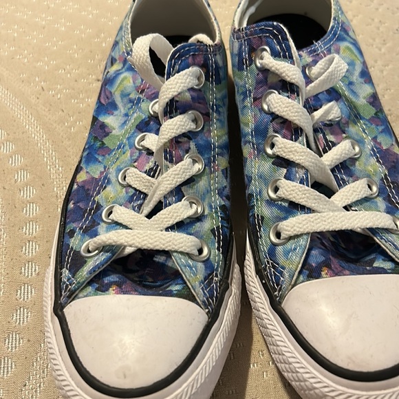 Converse women’s tennis shoes - Picture 2 of 5